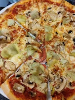 Pizza Mit Artischocken Und Champignons